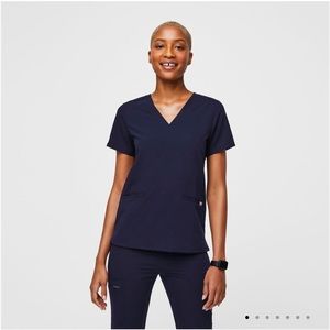 Figs 2-Pocket Scrub Top